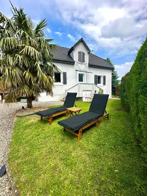 Jardin de l'établissement Chez Seb et Lilou - Villa - piscine partagée - parking - proche Mulhouse