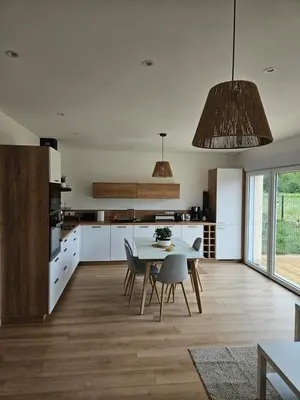 Cuisine ou kitchenette dans l'établissement Maison proche ville, proche gare