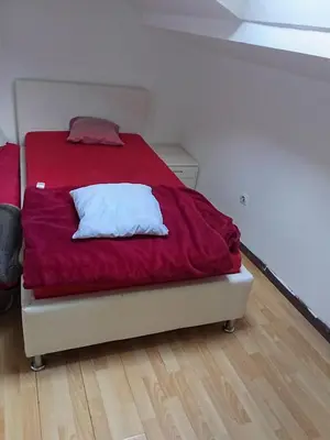 Un ou plusieurs lits dans un hébergement de l'établissement Room chambre Zimmer in einer Wohnung
