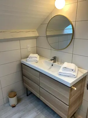Salle de bains dans l'établissement La Petite Mansarde