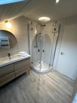 Salle de bains dans l'établissement La Petite Mansarde