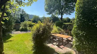 Jardin de l'établissement Charmante maison de campagne vue sur les montagnes