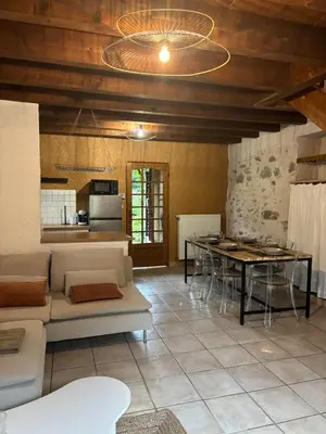Cuisine ou kitchenette dans l'établissement Charmante maison de campagne vue sur les montagnes