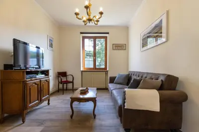 Télévision ou salle de divertissement dans l'établissement Appartement Denise - base idéale pour explorer l'Alsace, emplacement privilégié entre vignes et Vosges