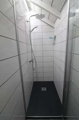 Salle de bains dans l'établissement Gîte Le Hangar 67 à Saulxures-sur-Moselotte - Location atypique proche lac
