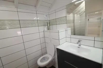 Salle de bains dans l'établissement Gîte Le Hangar 67 à Saulxures-sur-Moselotte - Location atypique proche lac