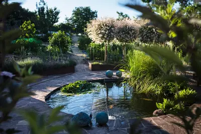 Jardin de l'établissement Le B Cottage & SPA Privé