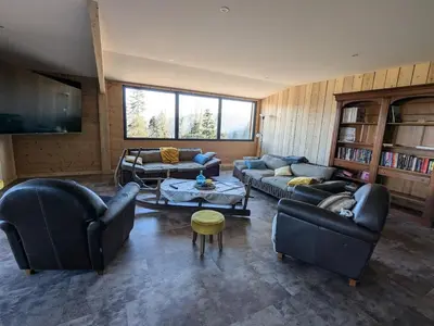 Coin salon dans l'établissement Gîte authentique à la montagne pour 10 pers. avec spa - FR-1-589-830
