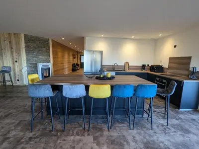 Cuisine ou kitchenette dans l'établissement Gîte authentique à la montagne pour 10 pers. avec spa - FR-1-589-830