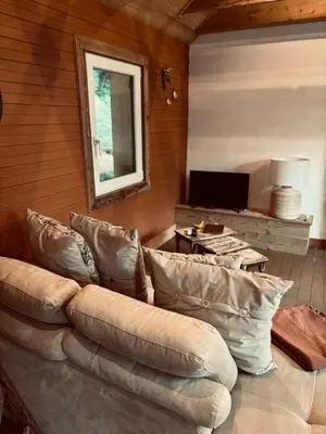 Coin salon dans l'établissement Les Brimbelles