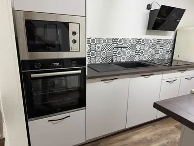 Cuisine ou kitchenette dans l'établissement Appartement T3 en cœur historique Idéal pro et tourisme