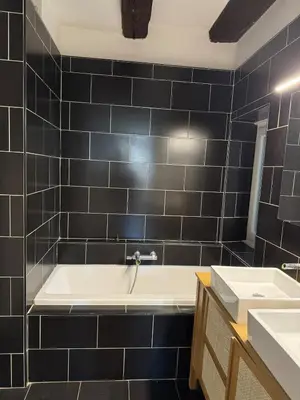Salle de bains dans l'établissement Appartement T3 en cœur historique Idéal pro et tourisme