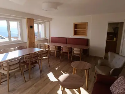 Coin salon dans l'établissement Grande maison, jusqu’à 14 personnes, calme entre forêt et montagne - FR-1-744-47