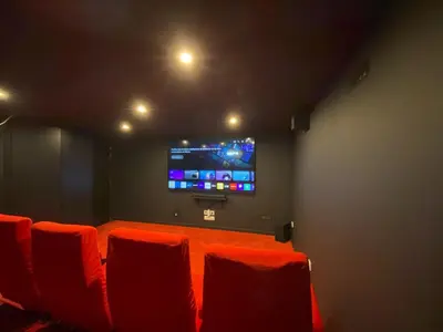 Télévision ou salle de divertissement dans l'établissement Logement Neuf Cosy avec Espaces Communs Premium 24