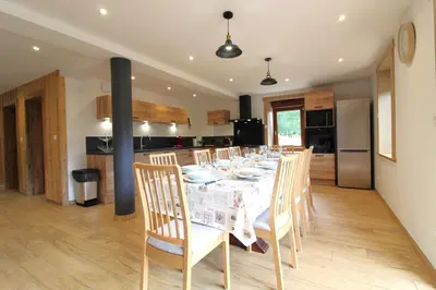 Cuisine ou kitchenette dans l'établissement La Clé des Champs à Bussang Gîte de groupe tout c