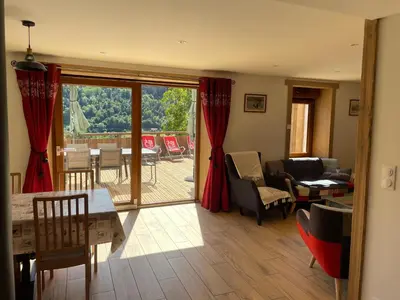 Coin salon dans l'établissement La Clé des Champs à Bussang Gîte de groupe tout c