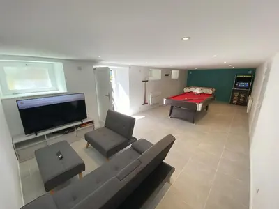 Télévision ou salle de divertissement dans l'établissement Logement Neuf Cosy avec Espaces Communs Premium 13