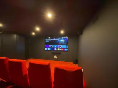Télévision ou salle de divertissement dans l'établissement Logement Neuf Cosy avec Espaces Communs Premium 03