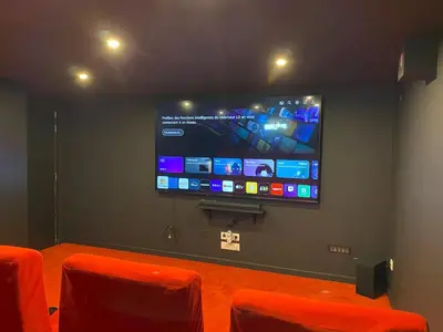 Télévision ou salle de divertissement dans l'établissement Logement Neuf Cosy avec Espaces Communs Premium 03