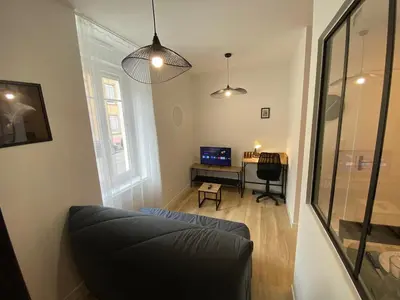 Télévision ou salle de divertissement dans l'établissement Logement Neuf Cosy avec Espaces Communs Premium 01