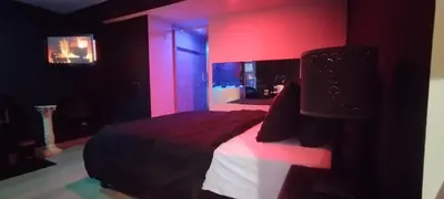 Un ou plusieurs lits dans un hébergement de l'établissement Loveroom Chambre obscure