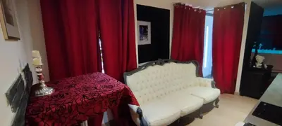 Télévision ou salle de divertissement dans l'établissement Loveroom Chambre obscure