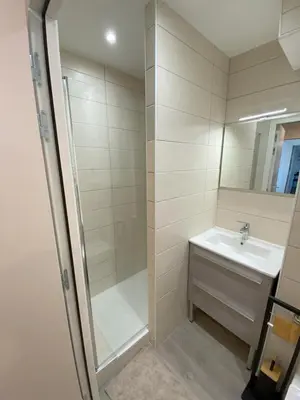 Salle de bains dans l'établissement 4 logements Neuf Cosy avec Espaces Communs Premium