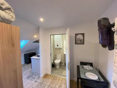 Salle de bains dans l'établissement 4 logements Neuf Cosy avec Espaces Communs Premium