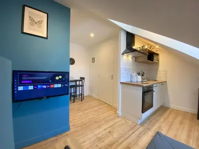 Cuisine ou kitchenette dans l'établissement 2 logements Neuf Cosy avec Espaces Communs Premium Espace détente 23-24