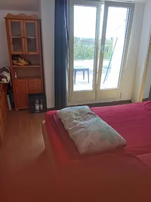 Un ou plusieurs lits dans un hébergement de l'établissement Chambre dans une appartement