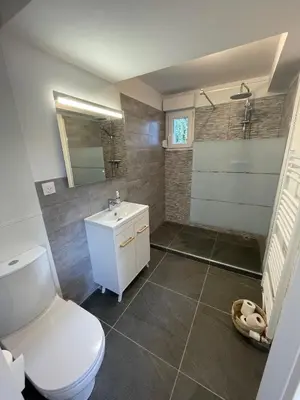 Salle de bains dans l'établissement Maisons neuves dans quartier calme