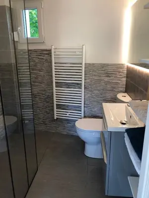 Salle de bains dans l'établissement Maisons neuves dans quartier calme