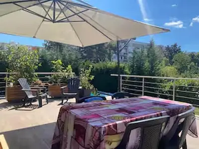 Balcon ou terrasse dans l'établissement Maison - piscine privée - 6 personnes - 20 min du centre à pied
