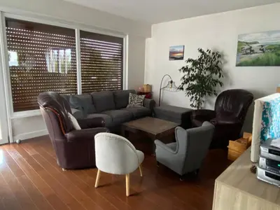 Coin salon dans l'établissement Maison - piscine privée - 6 personnes - 20 min du centre à pied