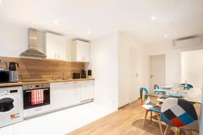Cuisine ou kitchenette dans l'établissement Newly renovated apartment - historical center