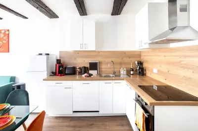 Cuisine ou kitchenette dans l'établissement Newly renovated apartment - historical center