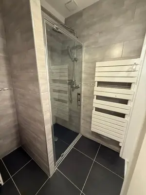 Salle de bains dans l'établissement Maison familiale avec piscine privative