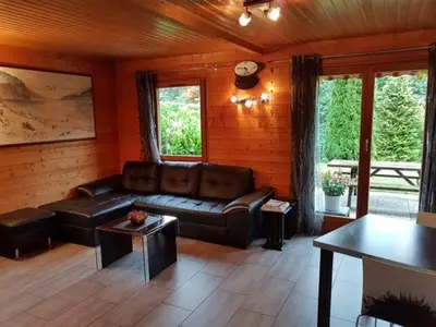 Coin salon dans l'établissement Chalet Les Jonquilles