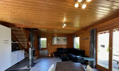 Coin salon dans l'établissement Chalet Les Jonquilles