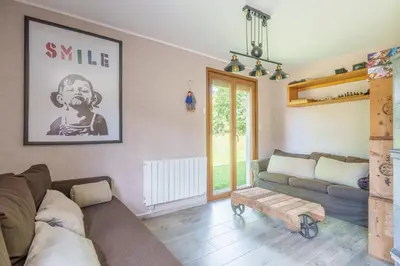 Coin salon dans l'établissement La Bonne Idée - Gîte familial vue montagne