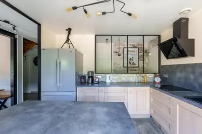 Cuisine ou kitchenette dans l'établissement La Bonne Idée - Gîte familial vue montagne