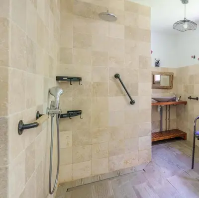 Salle de bains dans l'établissement La Bonne Idée - Gîte familial vue montagne