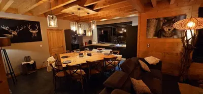 Coin salon dans l'établissement Chalet Bois le Havre du sotrè Gérardmer Sauna panoramique jacuzzi 14 personnes et 1 bébé