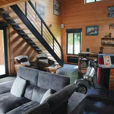 Coin salon dans l'établissement Chalet Bois le Havre du sotrè Gérardmer Sauna panoramique jacuzzi 14 personnes et 1 bébé