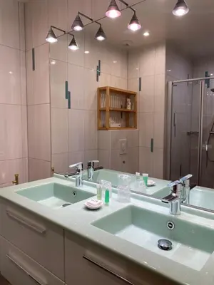 Salle de bains dans l'établissement Le Val Charmant
