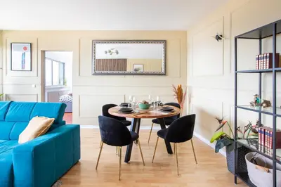 Coin salon dans l'établissement Nouveau - Vue panoramique Vosges - 90m moderne et Cocoon - Parking et Netflix