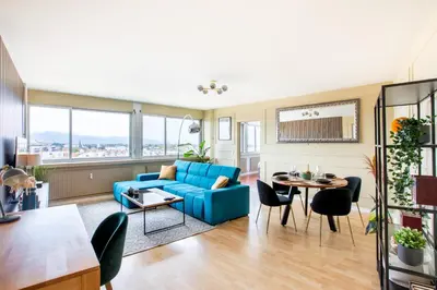Coin salon dans l'établissement Nouveau - Vue panoramique Vosges - 90m moderne et Cocoon - Parking et Netflix