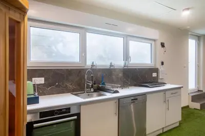 Cuisine ou kitchenette dans l'établissement ESPLANADE Maison spa jeux cinéma Colmar