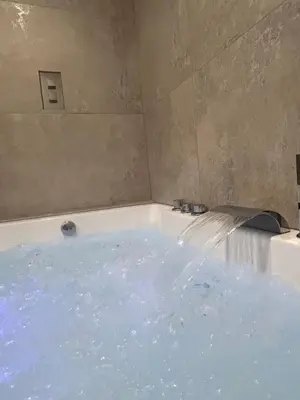 Salle de bains dans l'établissement Suite Dreams - Balnéo & Sauna