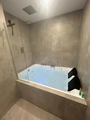 Salle de bains dans l'établissement Suite Dreams - Balnéo & Sauna